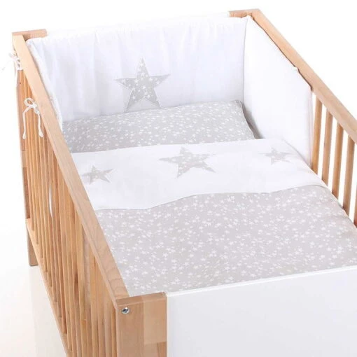 Babybay Kinderbettnestchen Piqué Weiß Applikation Stern Perlgrau -Roba Verkäufe 2024 babybay kinderbettnestchen weiss applikation stern perlgrau sterne weiss 410814 002