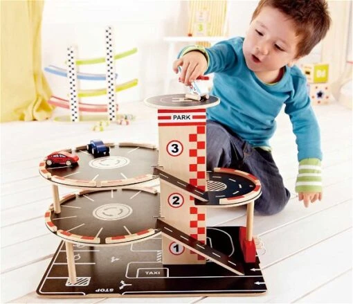 Hape Parkhaus E3002 -Roba Verkäufe 2024 e3002 parkn go garage with child1 1