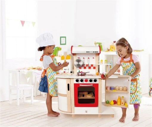 Hape Küchentraum E8018 -Roba Verkäufe 2024 e8018 gourmet kitchen with child1 1