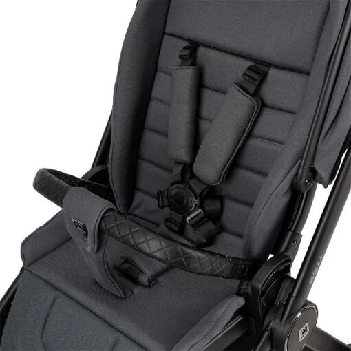 Moon Resea Plus Kinderwagen Anthrazit/black Matt Zubehör Bundle -Roba Verkäufe 2024 k24 reseaplus 64940530 sportsitzgurtsystem anthrazit 644 1