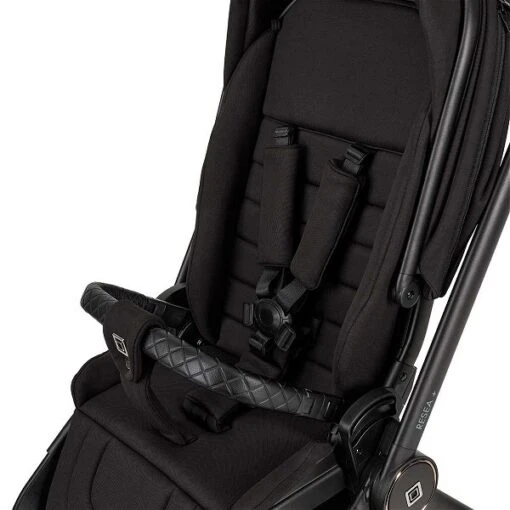 Moon Resea Plus Kinderwagen Black/black Matt Zubehör Bundle -Roba Verkäufe 2024 k24 reseaplus 64940530 sportsitzgurtsystem black 633 1