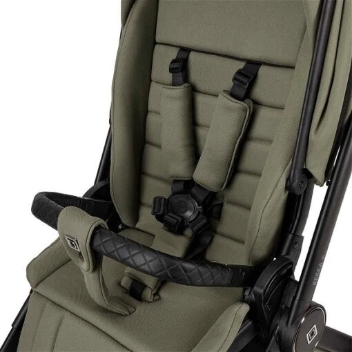 Moon Resea Plus Kinderwagen Moss Green/black Matt Zubehör Bundle -Roba Verkäufe 2024 k24 reseaplus 64940530 sportsitzgurtsystem mossgreen 655 1