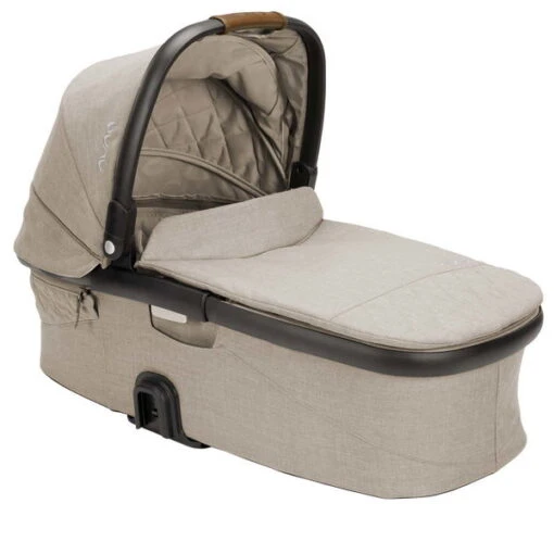 Nuna DEMI Grow Babywanne Evergreen Inklusive Regenverdeck -Roba Verkäufe 2024 nuna demigrow carrycot hazelwood angle gl